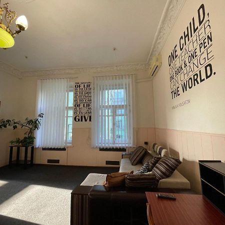 Amazing Tara'S Shevchenko Square Apartment Kiev Bagian luar foto