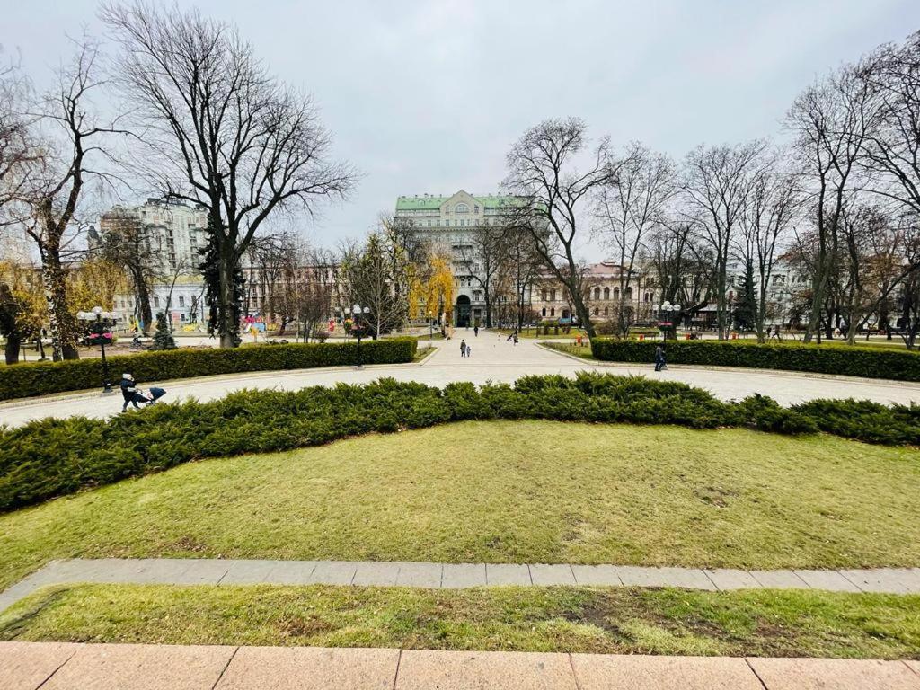 Amazing Tara'S Shevchenko Square Apartment Kiev Bagian luar foto