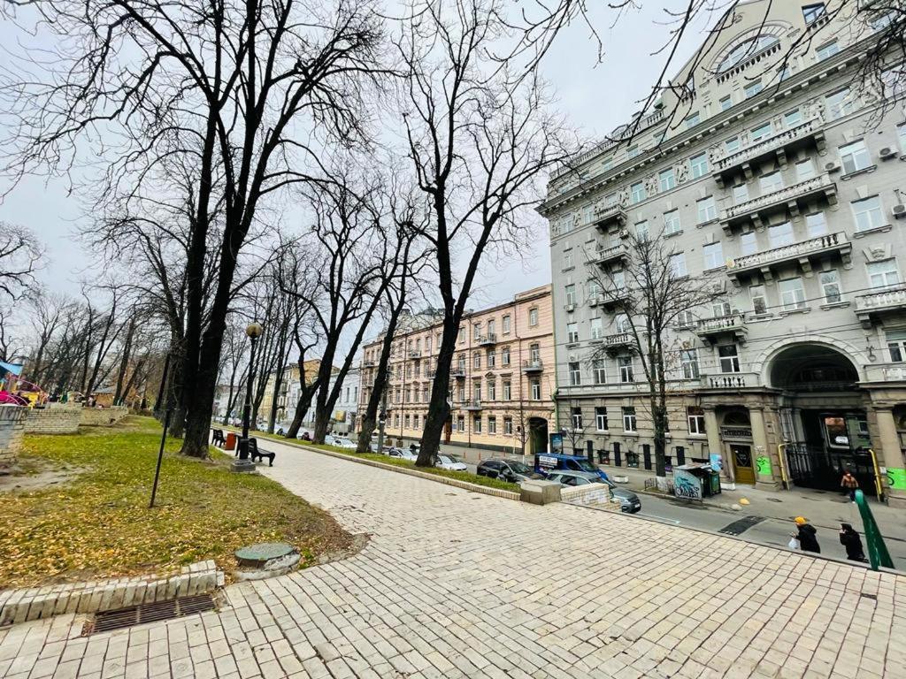 Amazing Tara'S Shevchenko Square Apartment Kiev Bagian luar foto