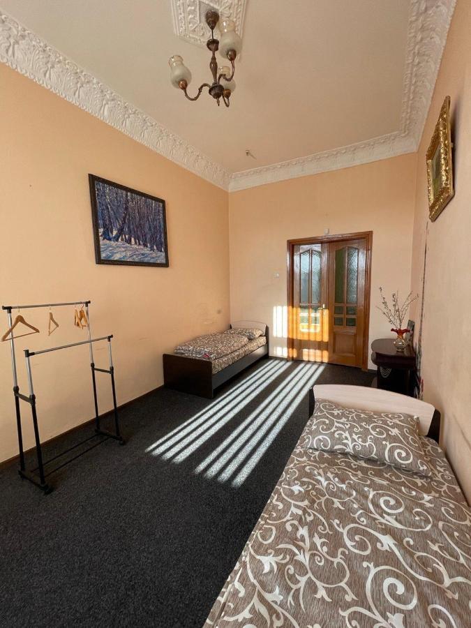 Amazing Tara'S Shevchenko Square Apartment Kiev Bagian luar foto
