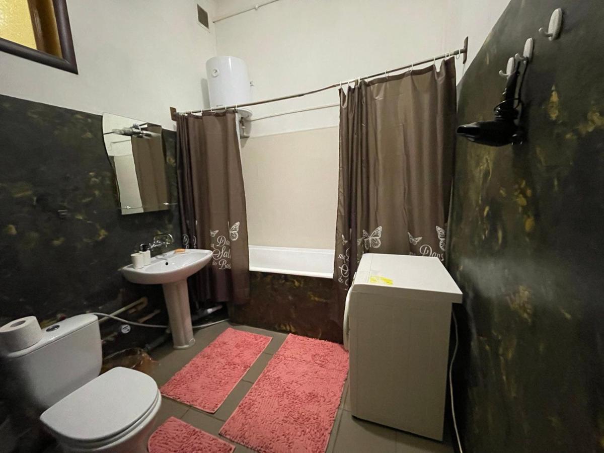 Amazing Tara'S Shevchenko Square Apartment Kiev Bagian luar foto